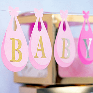 Slinger met roze en witte vlaggen voor een babyshower