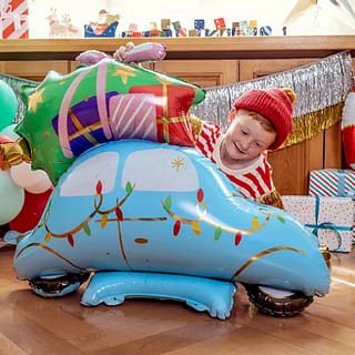 Folieballon auto met kerstboom op houten vloer