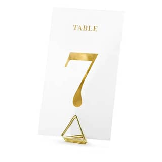 Transparant kaartje met gouden tafelnummer 7 in een gouden driehoekige houder