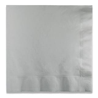 Zilverkleurige servetten met een ribbelrandje op een witte achtergrond