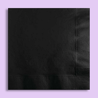 Zwarte servet op een paarse achtergrond