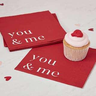 Rode servetten met witte tekst 'You and Me' Valentijnsdag