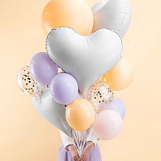 ballonboeket met perzikkleurige en paarse ballonnen en een witte, hartvormige folieballon