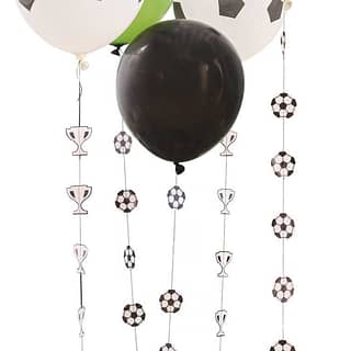 ballonen met staarten met voetballetjes en bekers eronder