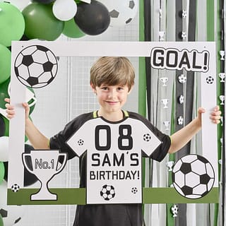 Kind met een foto frame in voetbal thema