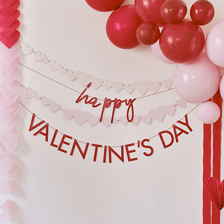 Slingers met roze hartjes en een rode tekst 'Happy Valentines Day' omringd door ballonnen