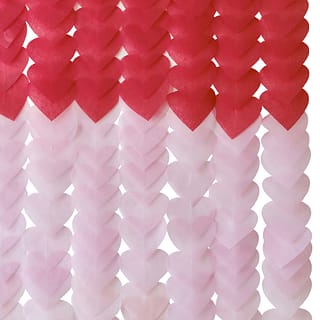 Backdrop met rode, roze en lichtroze hartjes van papier