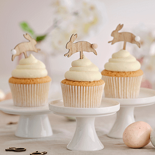 Cupcakes met houten prikkers in de vorm van konijntjes