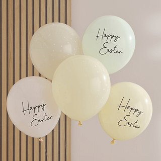 Pastelkleurige ballonnen in het geel, roze en groen met de tekst 'Happy Easter' en witte stippen