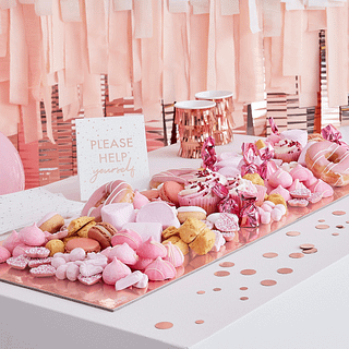 Rosé gouden graasplank bedektn met cupcakes, bonbons, donuts en macarons