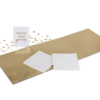 Gouden hapjesplank in de vorm van een rechthoek met confetti en witte servetten met gouden stippen