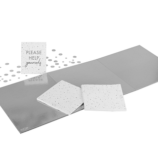 Zilveren hapjesplank in de vorm van een rechthoek met een kartonnen bordje en de tekst please help yourself