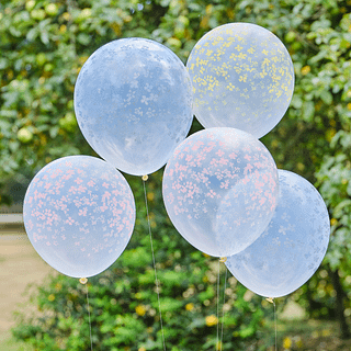 Transparante ballonnen met pastelkleurige bloemenprint voor een struik