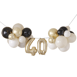 Slinger 40 jaar met ballonnen in het zwart, goud en nude