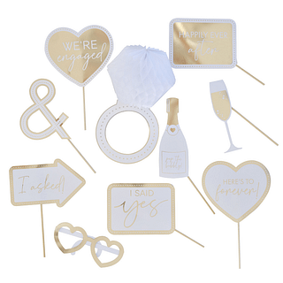 Photobooth props voor een verloving in het goud en wit met een honeycomb ring, een champagnefles en een bril met hartjes