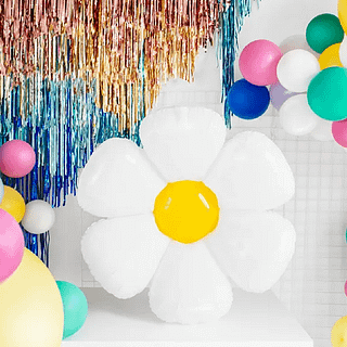 Folieballon van een madeliefje staat tussen gekleurde ballonnen op een witte ondergrond