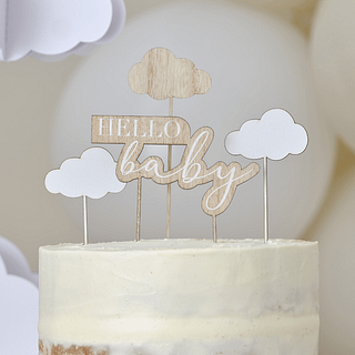 Witte taart met houten taart toppers en wolkjes met de tekst hello baby