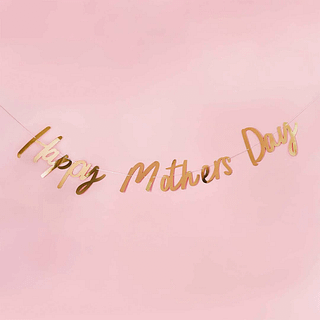 Gouden letterbanner met de tekst happy mothers day hangt voor een lichtroze achtergrond
