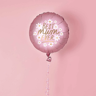 Blush roze ballon met de gouden tekst best mom even en witte madeliefjes voor een lichtroze achtergrond