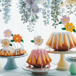 Cakes versierd met cupcaketoppers in de vorm van bloemetjes