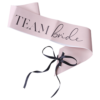 Sjerp in het roze met de grijze tekst 'team bride' en een zwart lint