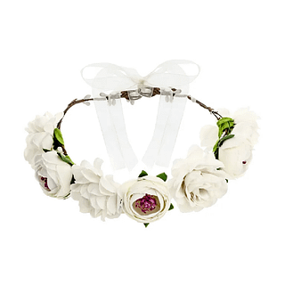 Bloemenkroon met witte bloemen met een roze binnenkant, groene blaadjes en een bruine tak vastgebonden met wit lint