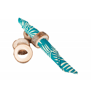 Blauw servetje met witte bladeren zit opgevouwn in een houten ring die lijkt op een boomstam