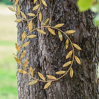 gouden metalen hanger aan boom