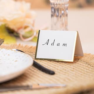 wit tafelkaartje met gouden rand met de naam Adam