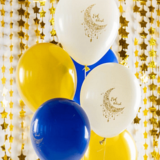 Ballonnen in het goud, donkerblauw en wit met de tekst eid mubarak