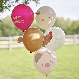 Ballonnen met de tekst happy birthday en een varken, een kip en een schaap hangen onder een boom in de schaduw