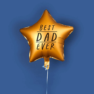 Folieballon in de vorm van een ster met hierop de zwarte tekst best dad ever zweeft voor een blauwe muur