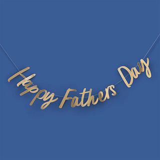 Gouden slinger met de tekst Happy Fathers Day hangt voor een marineblauwe muur