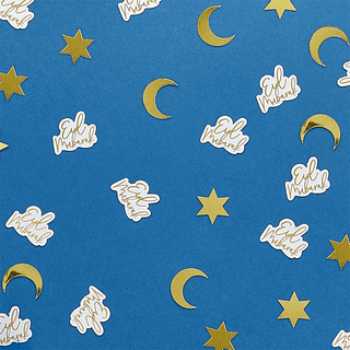 Confetti in het goud met wit met de tekst eid mubarak, een halve maan en sterren op een blauwe achtergrond