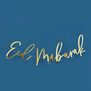 Gouden slinger met weerspiegelende tekst Eid Mubarak hangt voor een donkerblauwe achtergrond