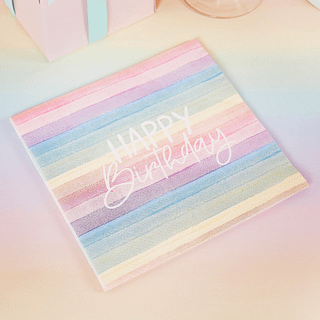 Regenboog servet in pasteltinten met witte tekst happy birthday op een regenboog achtergrond