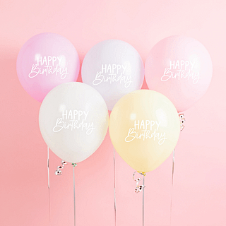 Ballonnen pastel voor een roze muur met de witte tekst happy birthday