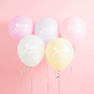 Latex ballonnen in pasteltinten geel, groen, fuschia, roze en paars met witte tekst happy birthday zweven voor een lichtroze achtergrond