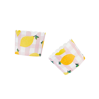 Kartonnen bakjes met roze geblokt patroon en gele citroenen