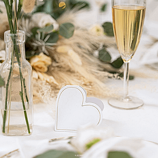 tafel versierd met rustieke versiering en een champagneglas