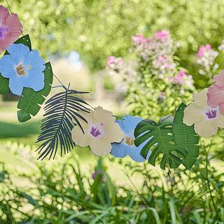 Slinger met bloemen in de kleur roze, blauw en geel en verschillende bladeren