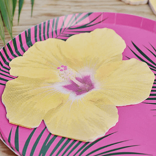 geel servet in de vorm van een bloem op roze bordje