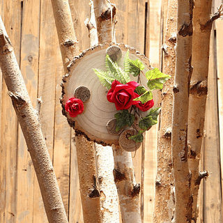 houten schijf met kunstbloemen en takken