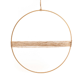 Metalen gouden cirkel met jute touw in het midden en een ophang oog