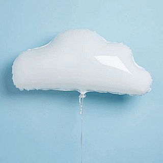 folieballon witte wolk zweeft voor een blauwe muur