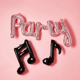 rose gouden ballon party en zwarte ballonnen in de vorm van muzieknoten voor een lichtroze achtergrond