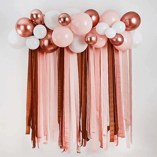 ballonnenboog en streamers in het wit, roze en rose goud