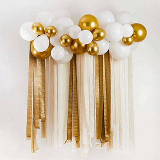 ballonnenboog met streamers in het wit beige en goud