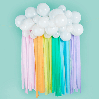 Ballonnenboog met witte wolk en regenboog streames voor een mintgroene achtergrond