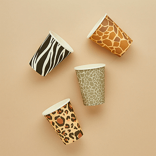 papieren bekers met dierenprint waaronder een zebra, slang, giraffe en tijger op een oranje achtergrond